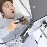 リンゴ約3個分の超軽量！ 仰向けでノートPCが使えるゴロ寝デスク