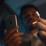 韓国サムスン、ヘッドフォンジャックなしiPhone揶揄するCMをこっそり削除