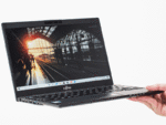 モバイルマシンを軽さで選ぶなら最有力候補、約698gの13.3型ノートPC