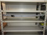 書類やケースの落下を防げるベルトタイプの耐震用ストッパー