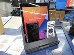 タブレットもスマホもリモコンもまとめて収納できる多機能スタンド