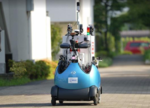 UR団地にロボットが配達。ドコモが進める遠隔監視による運行管理システム