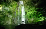 高性能フルカラーLED投光器で箕面大滝がライトアップ！　「第37回サマーフェスタ箕面公園2022～火と水と光の祭典～」実施中
