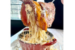 たっぷりのチーズが大噴火!? 背徳の「溶岩パスタ」が登場
