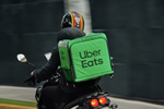 Uber Eats×ソフトバンク「スマホ修理→配達」が宅配ピザみたいに速くなる!?