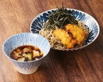 カリッと揚げた鶏天をランチで！ つけ蕎麦でも天丼でも満腹＆満足間違いなし！