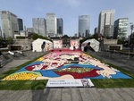 【今日まで】絶景かな絶景かなッ！　丸の内に行くと観られる「花で描かれた巨大な歌舞伎絵」 が圧巻！！！