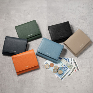 ガバッと大きく開く小銭入れが便利な収納力抜群の2つ折り財布